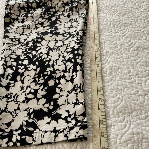 Croft & Barrow Floral Print Capris Black and White Pockets Size 12 - Picture 11 of 11